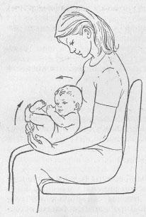 Релаксирующее положение ребенка, сидящего на коленях у матери
