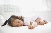 Короткий детский сон ведет к ожирению и неврозам