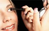 Ежедневное нанесение макияжа позволяет улучшить осанку и координацию движений