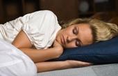 Сон на боку приводит к увеличению риска появления преждевременных морщин