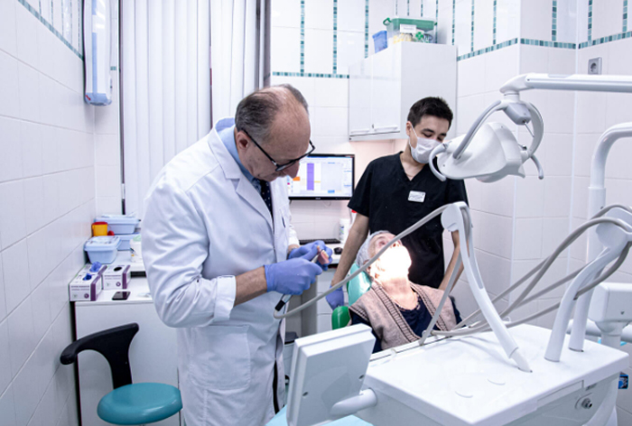 Имплантация зубов: особенности процедуры и показания
