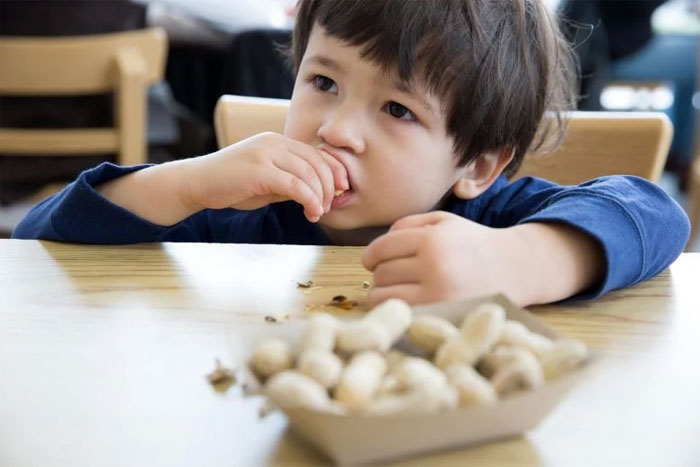 Пищевая аллергия: ребенок ест арахис